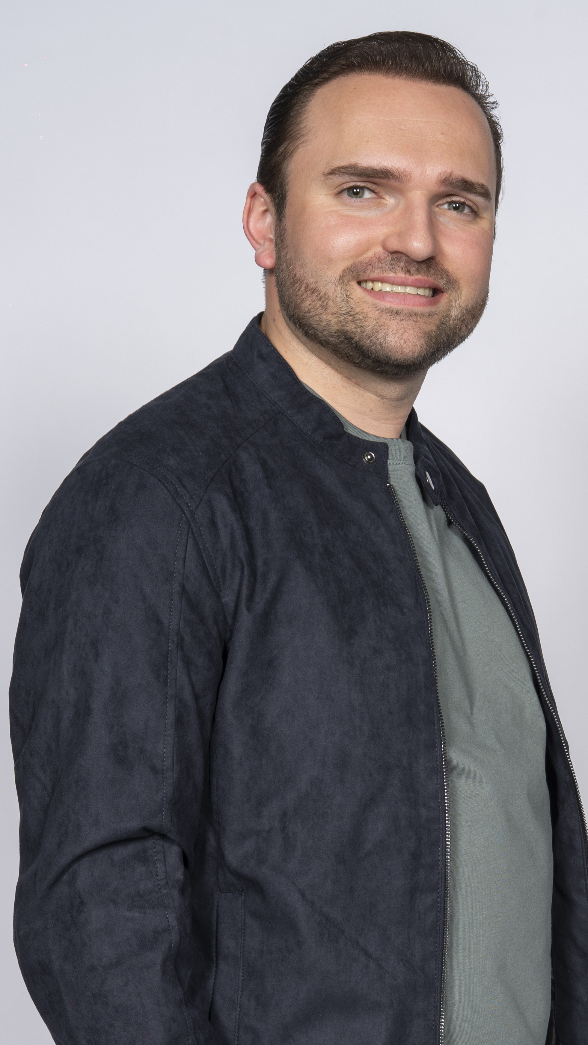 Portret van Bryan Stricker in een donkerblauwe jas